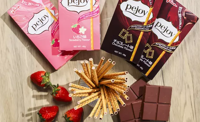 「pejoy朱古力味夾心餅乾條」及「pejoy士多啤梨味夾心餅乾條」 