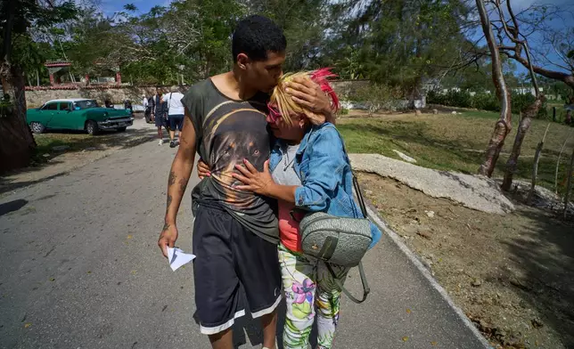 2026年4月3日周五，一名獲赦囚犯在古巴瓜納沃的拉利馬監獄獲釋後，親吻家人。（美聯社圖片/Ramon Espinosa） AP圖片