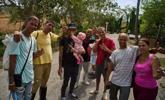 2026年4月3日周五，獲赦的昔日囚犯在古巴瓜納沃的拉利馬監獄獲釋後合照。（美聯社圖片/Ramon Espinosa） AP圖片