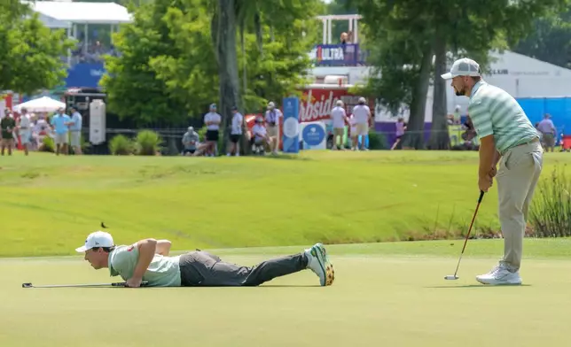 2026年4月26日周日，英格蘭球手馬修費茲柏德（左）與其胞弟艾力士費茲柏德（右）在路易斯安那州阿文代爾舉行的美國職業高爾夫蘇黎世精英賽最後一輪比賽中，於第九洞推桿。(美聯社圖片/Matthew Hinton) AP圖片