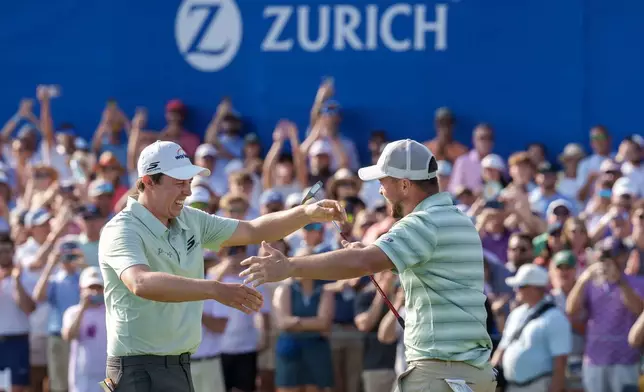 （美聯社圖片/Matthew Hinton）英格蘭球手艾力士費茲柏德歷（右）在2026年4月26日周日於路易斯安那州阿文代爾舉行的PGA新奧爾良蘇黎世精英賽（PGA Zurich Classic of New Orleans）決賽輪中，推入小鳥球後與哥哥馬特費茲柏德歷（左）一同贏得賽事，他對此作出反應。 AP圖片