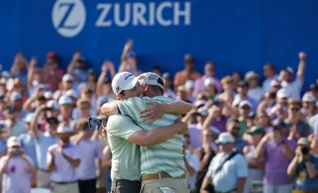 （美聯社圖片/Matthew Hinton）英格蘭球手艾力士費茲柏德歷（右）在2026年4月26日周日於路易斯安那州阿文代爾舉行的PGA新奧爾良蘇黎世精英賽（PGA Zurich Classic of New Orleans）決賽輪中，推入小鳥球後與哥哥馬特費茲柏德歷（左）一同贏得賽事，他對此作出反應。 AP圖片
