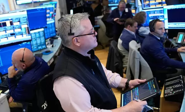 2026年4月13日周一，人們在紐約（New York）紐約證券交易所（New York Stock Exchange）的交易大廳工作。(美聯社圖片/Seth Wenig) AP圖片