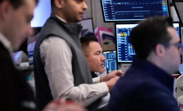 2026年4月13日周一，人們在紐約（New York）紐約證券交易所（New York Stock Exchange）的交易大廳工作。(美聯社圖片/Seth Wenig) AP圖片