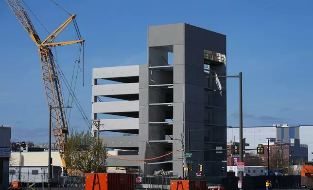 2026年4月9日周四，救援人員檢查費城一個部分倒塌的停車場。(美聯社圖片/Matt Rourke) AP圖片