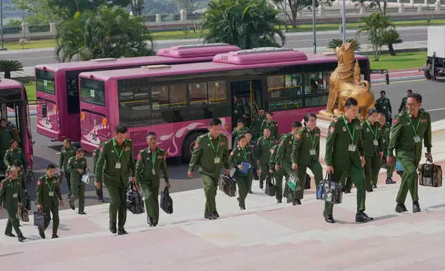 緬甸軍方代表周四（2026年4月9日）抵達緬甸內比都的聯邦國會大樓，準備出席會議。(美聯社圖片/Aung Shine Oo) AP圖片