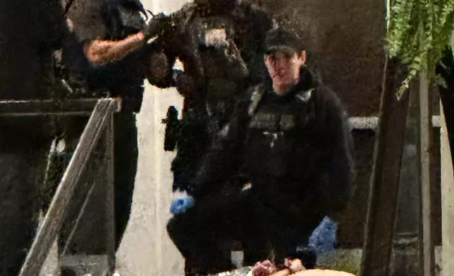 2026年4月25日周六，在華盛頓白宮記者晚宴期間，執法人員控制槍擊案疑犯科爾·托馬斯·艾倫（Cole Tomas Allen）。(美聯社圖片/Alex Brandon) AP圖片