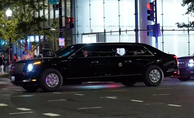 2026年4月25日周六，總統特朗普的車隊從華盛頓的白宮記者協會年度晚宴返回白宮。(美聯社圖片/Jose Luis Magana) AP圖片