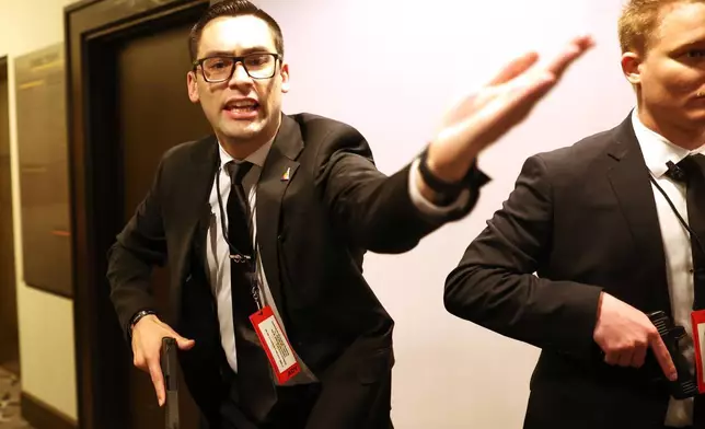 2026年4月25日周六，特勤局（Secret Service）人員在華盛頓的白宮記者協會晚宴期間應對。(美聯社圖片/Tom Brenner) AP圖片