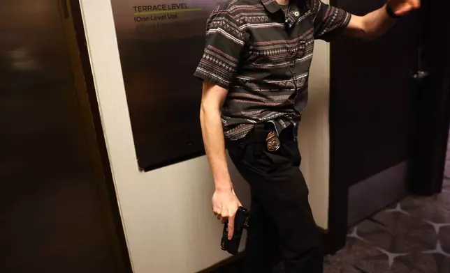 執法人員於2026年4月25日周六，在華盛頓白宮記者晚宴期間處理一宗事件。(美聯社圖片/Tom Brenner) AP圖片