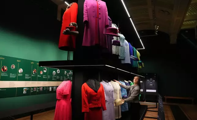 塞西莉亞·奧利弗（Cecilia Oliver），皇家收藏信託（Royal Collection Trust）的紡織品修復師，在倫敦白金漢宮（Buckingham Palace）國王畫廊（King's Gallery）舉行的「英女皇伊利沙伯二世：時尚人生」（Queen Elizabeth II: Her Life in Style）展覽上，調整英女皇伊利沙伯二世（Queen Elizabeth II）曾穿著的日常服飾，以紀念已故英女皇誕辰一百周年。攝於2026年4月9日周四。(美聯社圖片/Kirsty Wigglesworth) AP圖片