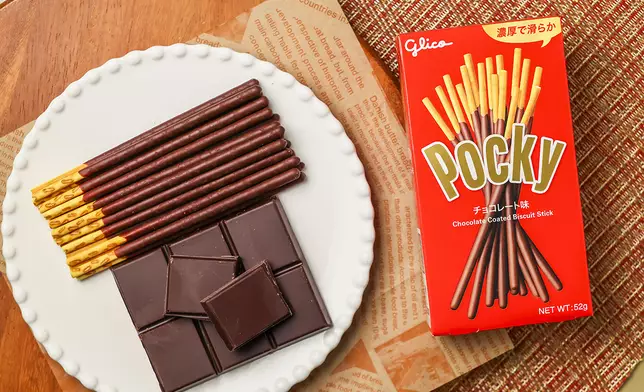 外層塗滿各種風味朱古力醬嘅Pocky