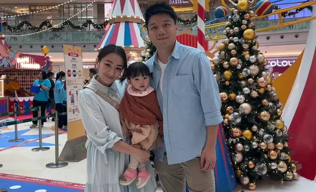 .Wynce享受一家三口天倫之樂