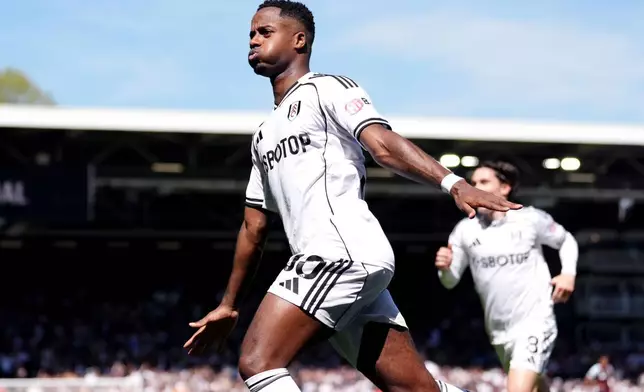 2026年4月25日周六，倫敦，富咸球員賴恩施斯隆（Ryan Sessegnon）在對陣阿士東維拉的英超聯賽中射入首個入球後慶祝。(Ben Whitley/PA via AP) AP圖片