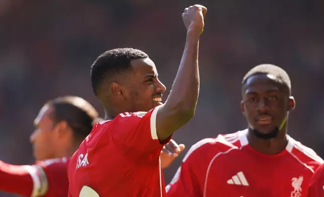 2026年4月25日周六，英格蘭利物浦，利物浦球員伊薩克（Alexander Isak）在對陣水晶宮的英超聯賽中射入首個入球後慶祝。(美聯社圖片/Ian Hodgson) AP圖片