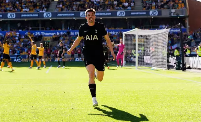 2026年4月25日周六，英格蘭狼隊，熱刺球員柏連拿（Joao Palhinha）在對陣狼隊的英超聯賽中入球後慶祝。(Nick Potts/PA via AP) AP圖片