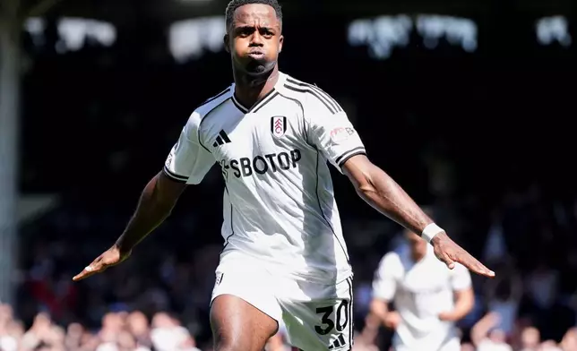 2026年4月25日周六，倫敦，富咸球員賴恩施斯隆（Ryan Sessegnon）在對陣阿士東維拉的英超聯賽中射入首個入球後慶祝。(Ben Whitley/PA via AP) AP圖片