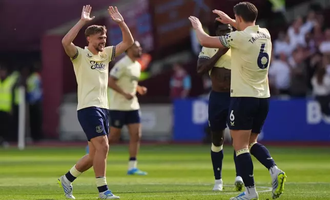 2026年4月25日周六，倫敦，愛華頓球員迪斯貝利賀爾（Kiernan Dewsbury-Hall）（左）在對陣韋斯咸的英超聯賽中入球後慶祝。(Jonathan Brady/PA via AP) AP圖片