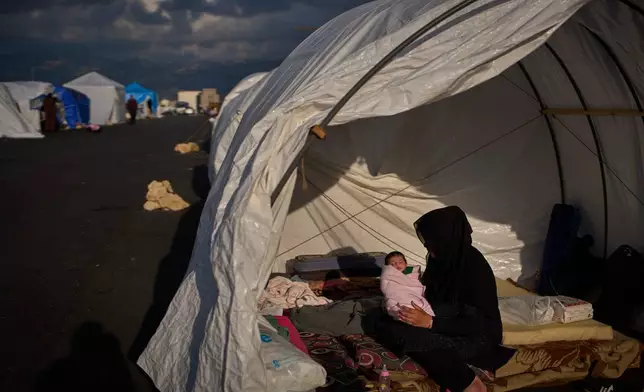 海法肯喬（Haifa Kenjo）抱著她15日大的女兒希曼，她們因以色列空襲貝魯特南部郊區而逃離家園。攝於2026年4月12日周日，肯喬在貝魯特用作庇護所的帳篷內誕下希曼。(美聯社圖片/Emilio Morenatti) AP圖片