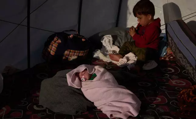 希曼與哥哥哈立德（Khalid）在貝魯特家人用作庇護所的帳篷中睡覺，她於該帳篷內出生。攝於2026年4月12日周日。(美聯社圖片/Emilio Morenatti) AP圖片