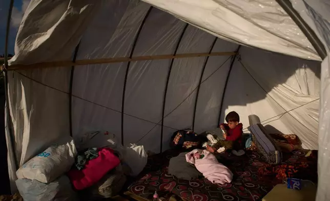 希曼與哥哥哈立德（Khalid）在貝魯特家人用作庇護所的帳篷中睡覺，她於該帳篷內出生。攝於2026年4月12日周日。(美聯社圖片/Emilio Morenatti) AP圖片