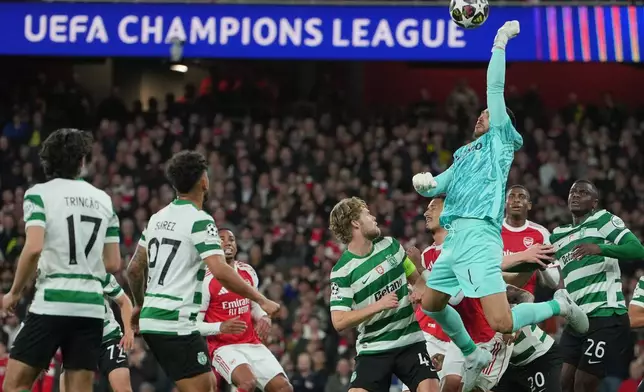 2026年4月15日周三，在英格蘭倫敦舉行的歐聯八強次回合賽事中，士砵亭門將魯爾施華（Rui Silva）將球擊出。 (美聯社圖片/Kin Cheung) AP圖片