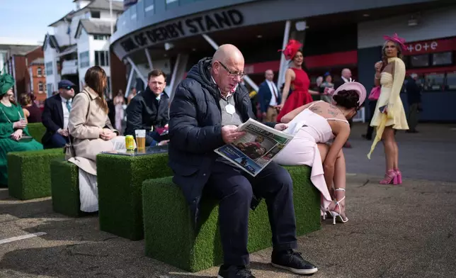 賽馬觀眾於2026年4月10日周五，在英格蘭利物浦（Liverpool）附近的艾恩特里賽馬場（Aintree racecourse），出席英國國家大賽馬節（Grand National Horse Racing festival）第二天的女士日（Ladies Day）活動。(美聯社圖片/Jon Super) AP圖片