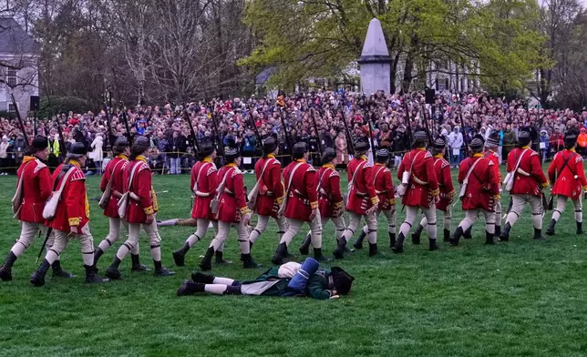 英軍紅衫兵在列星頓戰役歷史重演期間，於2026年4月18日（周六）在麻省列星頓，從一名倒下的殖民時期民兵身旁走過。(美聯社圖片/Charles Krupa) AP圖片