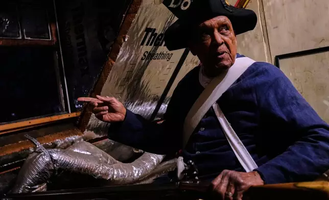 95歲的殖民時期民兵查理斯普萊斯（Charlie Price）在列星頓戰役歷史重演前，於2026年4月18日（周六）在麻省列星頓的巴克曼酒館（Buckman Tavern）窗邊就位。(美聯社圖片/Charles Krupa) AP圖片