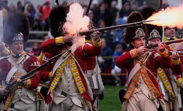 英軍紅衫兵在麻省列星頓（Lexington）舉行的列星頓戰役（Battle of Lexington）歷史重演中，向殖民地民兵開火。攝於2026年4月18日周六。(美聯社圖片/Charles Krupa) AP圖片