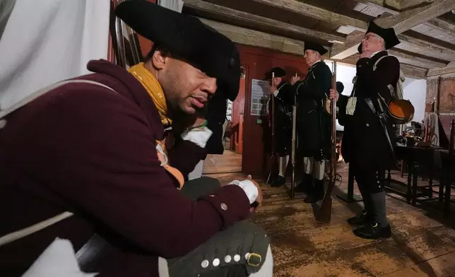 殖民時期民兵在列星頓戰役歷史重演前，於2026年4月18日（周六）在麻省列星頓的巴克曼酒館內集結。(美聯社圖片/Charles Krupa) AP圖片