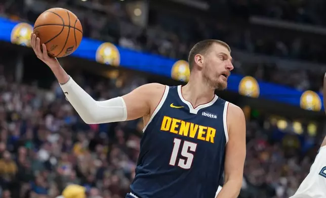 丹佛金塊中鋒祖傑在2026年4月8日周三於丹佛舉行的一場NBA籃球賽上半場，對陣孟菲斯灰熊時搶得一個籃球。(美聯社圖片/David Zalubowski) AP圖片