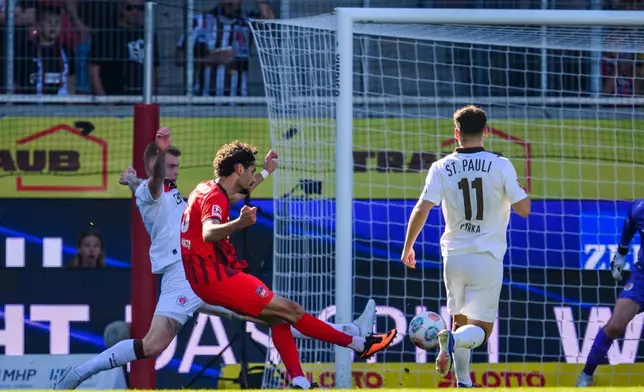 2026年4月25日周六，德國海登咸，海登咸球員艾倫迪克（前左）在德國德甲聯賽海登咸對聖保利的比賽中射入球隊第二個入球。(Tom Weller/dpa via AP) AP圖片