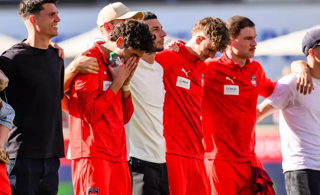 2026年4月25日周六，德國海登咸，海登咸球員艾倫迪克在德國德甲聯賽海登咸對聖保利的比賽後作出反應。(Tom Weller/dpa via AP) AP圖片