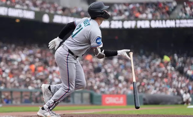 2026年4月26日，三藩市，邁阿密馬林魚隊球員格雷厄姆·保利（Graham Pauley）在對陣三藩市巨人隊的棒球比賽第二局，觀看其轟出的三分全壘打。（美聯社圖片/Jeff Chiu） AP圖片