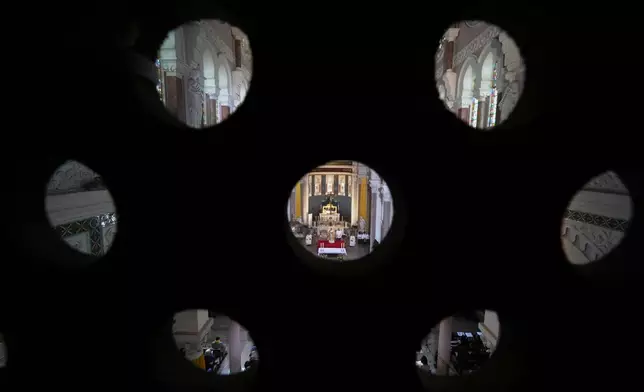 2026年4月14日周二，教宗利奧十四世在阿爾及利亞安納巴（Annaba）的聖奧古斯丁大教堂（Saint Augustine Basilica）主持彌撒，這是他為期11天的非洲牧靈之旅的第二天。(美聯社圖片/Andrew Medichini) AP圖片