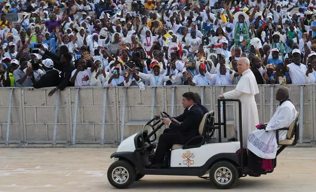 教宗利奧十四世於2026年4月19日周日，抵達安哥拉穆希馬（Muxima）的穆希馬聖母聖殿（Sanctuary of Mama Muxima）前廣場。(美聯社圖片/Andrew Medichini) AP圖片