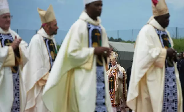 教宗良十四世（背景）於2026年4月16日周四，在為期11天非洲牧靈之旅的第四天，與樞機主教和主教們列隊抵達喀麥隆巴門達機場，準備主持彌撒。(美聯社圖片/Andrew Medichini) AP圖片