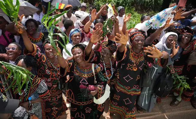 2026年4月16日周四，民眾在喀麥隆巴門達（Bamenda）等候教宗利奧十四世，這是他為期11天非洲牧靈之旅的第四天。(美聯社圖片/Andrew Medichini) AP圖片