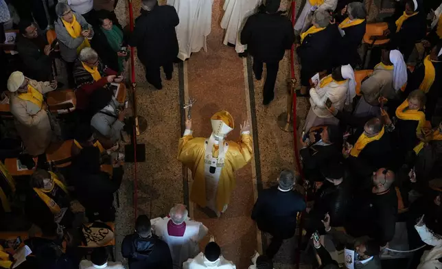 教宗利奧十四世於2026年4月14日周二，抵達阿爾及利亞安納巴（Annaba）的聖奧古斯丁大教堂（Saint Augustine Basilica）主持彌撒，這是他為期11天非洲牧靈之旅的第二天。(美聯社圖片/Andrew Medichini) AP圖片