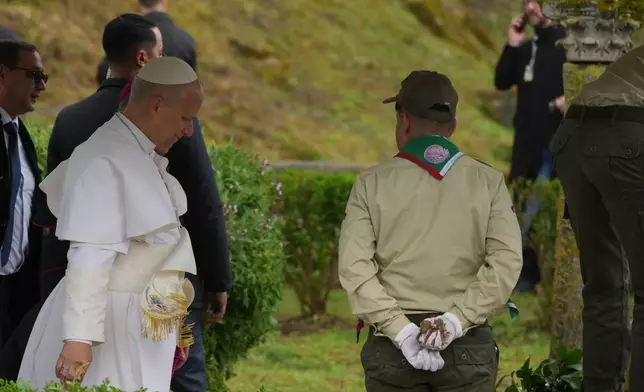 教宗良十四世於2026年4月14日周二，在為期11天非洲牧靈之旅的第二天，到訪阿爾及利亞安納巴的希波考古遺址。(美聯社圖片/Andrew Medichini) AP圖片