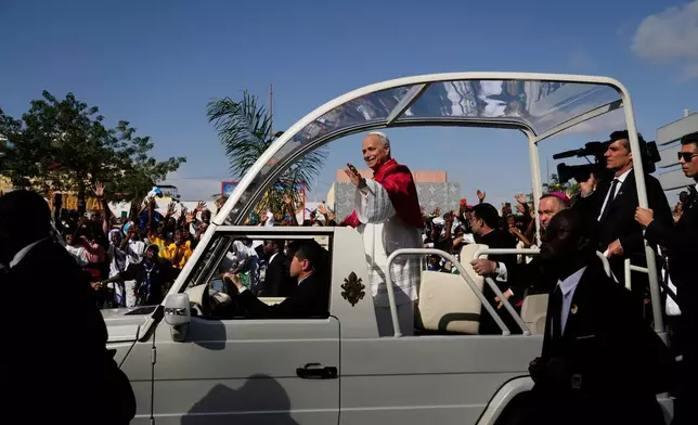 2026年4月18日周六，教宗利奧十四世展開為期11日的非洲牧靈訪問第六天，抵達安哥拉（Angola）羅安達（Luanda）後揮手致意。(美聯社圖片/Themba Hadebe) AP圖片