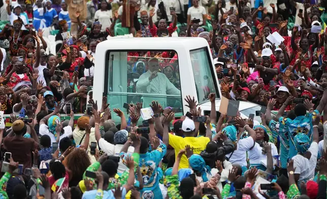 教宗利奧十四世於2026年4月16日周四，抵達喀麥隆巴門達機場（Bamenda Airport）主持彌撒，這是他為期11天非洲牧靈之旅的第四天。(美聯社圖片/Andrew Medichini) AP圖片