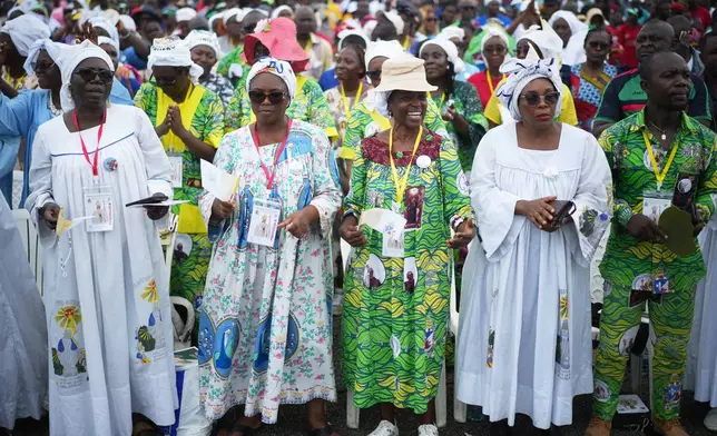 信眾於2026年4月17日周五，在喀麥隆（Cameroon）杜阿拉（Douala）的賈波馬體育場（Japoma Stadium），出席教宗利奧十四世主持的彌撒。當日是教宗為期11天非洲牧靈訪問的第五天。(美聯社圖片/Andrew Medichini) AP圖片