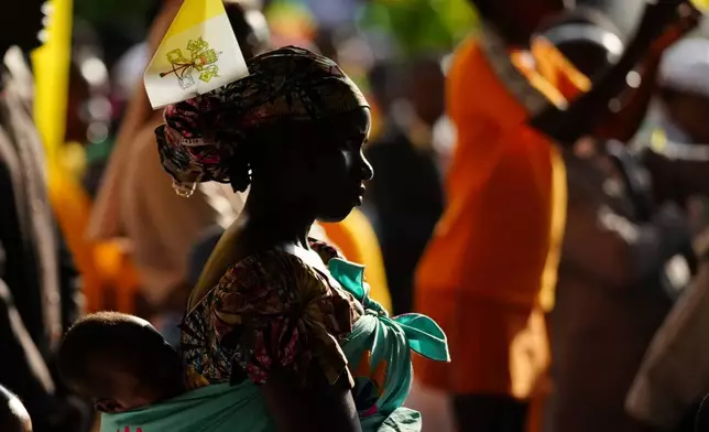 2026年4月17日周五，一名婦女帶著孩子在喀麥隆雅溫得的中非天主教大學（Catholic University of Central Africa）出席教宗利奧十四世與大學生及教授的會面。(美聯社圖片/Andrew Medichini) AP圖片