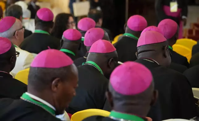 2026年4月15日周三，主教們在喀麥隆雅溫得（Yaounde）等候教宗利奧十四世與當地政府、公民社會及外交使團的會面開始，這是他為期11天非洲牧靈之旅的第三天。(美聯社圖片/Andrew Medichini) AP圖片