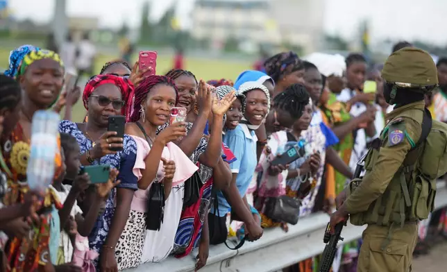 人們於2026年4月17日周五，在杜阿拉等候教宗利奧十四世。當日是教宗為期11天非洲牧靈訪問的第五天。(美聯社圖片/Andrew Medichini) AP圖片