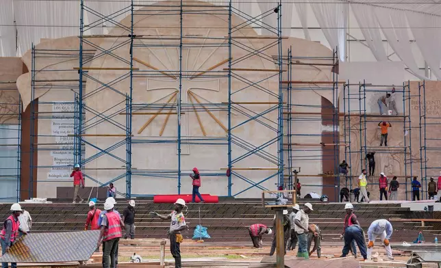 工人於2026年4月18日周六，在赤道畿內亞（Equatorial Guinea）馬拉博（Malabo）的馬拉博體育場（Malabo Stadium）進行工程，為教宗利奧十四世的到訪作準備。(美聯社圖片/Misper Apawu) AP圖片