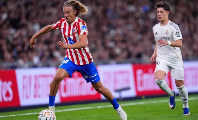 2026年3月22日周日，西班牙馬德里，皇家馬德里對馬德里體育會的西甲足球賽中，馬德里體育會球員馬高斯洛蘭迪（Marcos Llorente）（左）控球。(美聯社圖片/Manu Fernandez) AP圖片