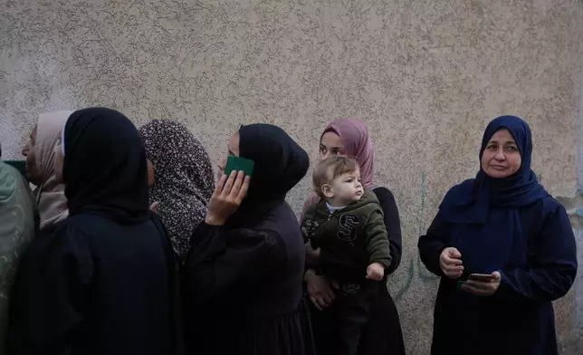 2026年4月25日周六，加沙中部迪爾巴拉赫，巴勒斯坦婦女在投票站前排隊參與地方選舉投票。這是加沙二十年來首次地方選舉，亦是以色列—哈馬斯戰爭爆發以來，被佔領約旦河西岸首次地方選舉。(美聯社圖片/Abdel Kareem Hana) AP圖片